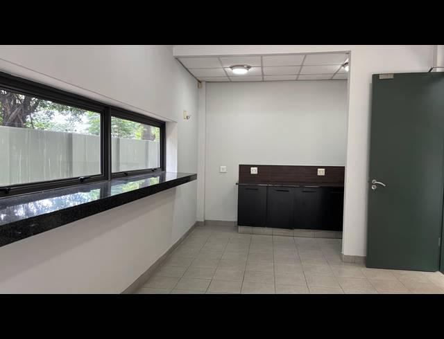 631M² OFFICE TO LET IN PINESLOPES